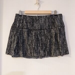 Lululemon Lost In Pace Skort Tennis Golf Skirt sz 10 Black White